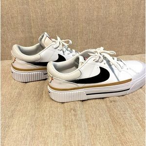 Nike Women’s Court Legacy Lift Sneakers size 9
